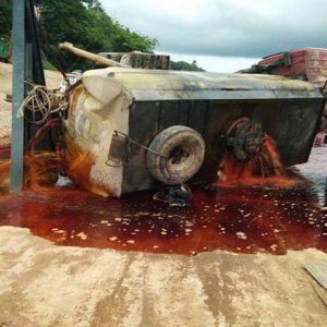 Truk Tangki CPO PT. Citra Mahkota yang tumbang hingga menumpahkan CPO hingga mencemari Sungai Melawi---Yanto For Rakyat Kalbar (2)