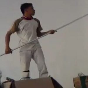 Agustianto ketika sedang mengecat disalah satu rumah warga sebagai pekerjaan sampingan untuk memenuhi kebutuhan sehari-hari karena belum mendapat gaji---Anto For Rakyat Kalbar (2)