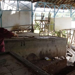 Bagian dalam pasar tradisional di Laja yang sudah runtuh ke sungai---Dedi Irawan