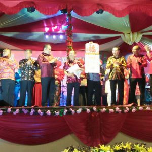Bupati Melawi didampingi Wakil Bupati dan Anggota DPR RI ketika melepaskan kalender tahun baru imlek yang ke 2569--- Slamet For Rakyat Kalbar