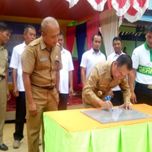 Bupati Melawi menandatangani prasasti deklarasi Tanjung Lay sebagai desa ODF---Dedi Irawan