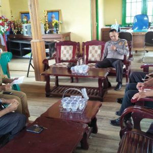 Kasat Binmas bersama anggotanya ketika berkunjung ke Desa beloyang---Polres For Rakyat Kalbar