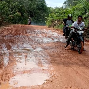Kondisi jalan menuju KKLK yang semakin parah hingga berluabng dipenuhi lumpur---Dedi Irawan