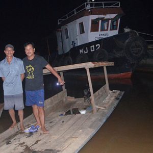 Muhtar dan Romi penambang usaha jasa penyeberangan warga Desa Popai sedang menunggu warga yang menyeberang