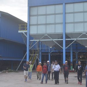 Pihak Anggota DPRD melawi ketika Sidak di lokasi Pabrik PT Citra Mahkota yang terkesan membandel dan tidak menggubris surat pemberhentian sementara dari Pemkab Melawi