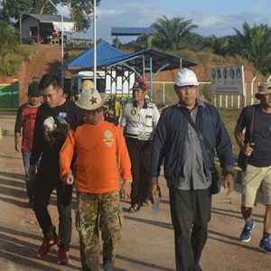 Pihak DPRD Melawi ketika melakukan Nsidak dan pemantauan lansung Panrik PT Citra Mahkota yang saat ini sudah beroperasi---Sirait For rakyat Kalbar (1)
