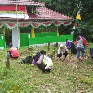 Polisi bersama mahasiswa Untan Pontianak saat membersihkan lingkungan makam pejuang raden Tumenggung Setia Pahlawan---Polres For Rakyat Kalbat