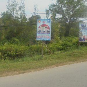 Sejumlah APK yang pasang disepanjang jalan poros dari gerbang selamat datang sampai tahlut----Panwas For Rakyat Kalbar (3)