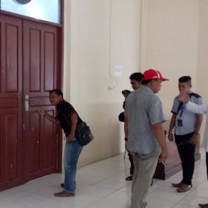 Sejumlah wartawan yang terpaksa harus menunggu di depan pintu karena tidak dibolehkan masuk---Dedi Irawan (3)