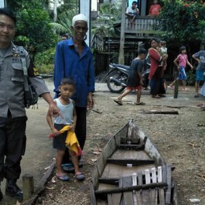 Seorang Polisi menunjukan perahu yang ditumpangai korban bersama suaminya---Koramil Ella For Rakyat Kalbar (1)