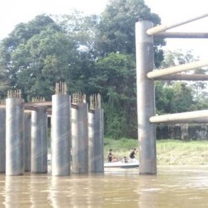 Tiang fender jembatan Melawi II yang terkesan terbengkalai---Dedi Irawan (2)