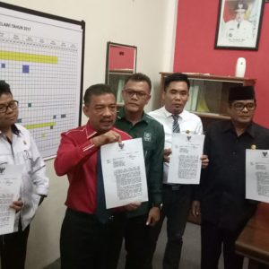 Unsur ketua DPRD dan Pansus Angket menunjukan surat