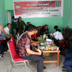 Verifikasi yang faktualyang dilakukan KPU di sekretariat PKB Melawi---Dedi Irawan