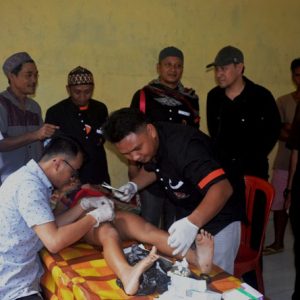 Wakil Bupati Melawi Dadi Sunarya bersama Anggota DPR-RI, H. Sukiman dan Anggota pejuang Subuh melihat proses kegiatan sunatan massal di Desa Nanga Man—Pejuang Subuh For Rakyat Kalbar