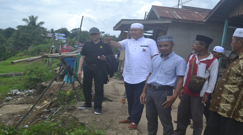 Wakil Bupati Melawi didampingi masyarakat ketika melihat lokasi longsor di Dusun Man Desa Nanga Man Kecamatan Pinoh Utara—Warga For Rakyat Kaklbar