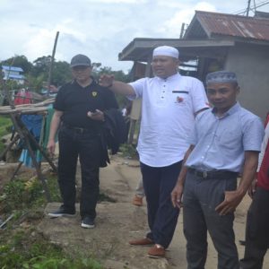 Wakil Bupati Melawi didampingi masyarakat ketika melihat lokasi longsor di Dusun Man Desa Nanga Man Kecamatan Pinoh Utara—Warga For Rakyat Kaklbar
