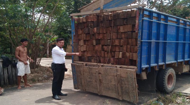 Anggota Polres Ketika menunjukan Barang bukti berupa 165 keping kayu olahan jenis meranti berada di dalam truk yang sudah diamankan di Polres Melawi---Polres For Rakyat Kalbar