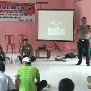 Anggota Sat Binmas Polres Melawi ketika menyampaikan pengarahan kepada masyarakat Desa Nyangau Kecamatan Ella Hilir---Polres For Rakyat Kalbar