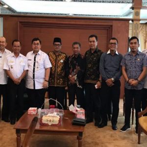 PJ Gubernur Kalbar Dodi Riyadmadji berfoto bersama DPRD dan TAPD Melawi usai memfasilitasi rapat bersama pembahasanan APBD Melawi---DPRD For Rakyat Kakbar