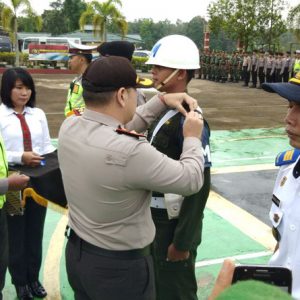 Penyematan pita warna putih biru dari Waka Polres Melawi kepada perwakilan Polri, TNI, Sat Pol PP dan Dishub ---Polres Fior Rakyat Kalbar