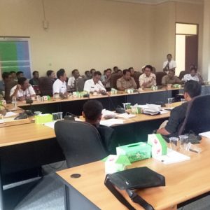 Puluhan petani plasma dari 16 desa yang adai di wilayah operasional perusahaan ketika audensi dengan pihak DPRD Melawi