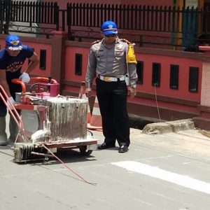 Sat Lantas Polres Melawi bersama Dishub Melawi bersinergi membuat zebra cross didepan SMP Negeri 1 Nanga Pinoh