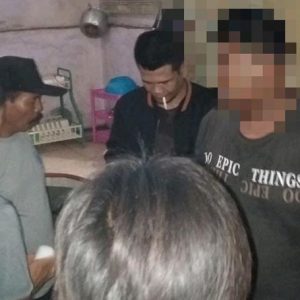 Sat Narkoba Polres Melawi bersama pihak RT ketika melakukan penggeledahan rumah tersangka