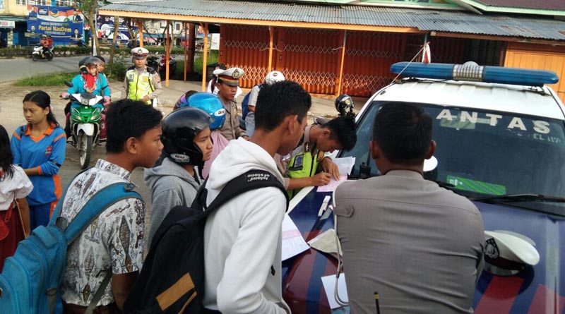 Sejumlah pelajar ketika diberi Tilang oleh Anggota Polantas Polres Melawi---Sat lantas For Rakyat Kalbar