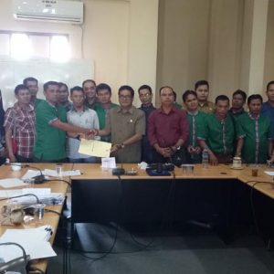 Seorang kepala desa didampingi kepala desa lainnya saat menyerahkan kesepakatan penolakan pemangkasan ADD kepada Ketua DPRD Melawi (1)