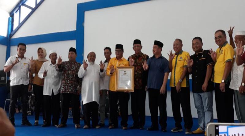 Sutarmidji didampingi Ria Norsan menyerahkan piagam komitmen pemekaran PKR kepada , Ketua DPD Golkar Melawi, Abang Tajudin yang didampingi para tokoh masyarakat dan agama Melawi---Dedi Irawan (3)