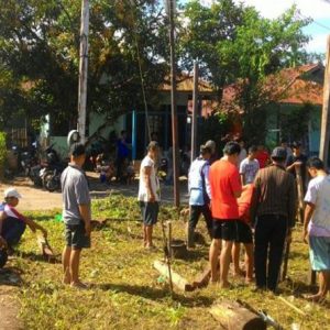Warga gang Abdul Manan Desa Tanjung Niaga ketika bergotong royong membangun pos kamling