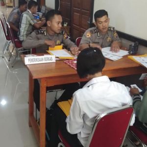 Anggota Polres Melawi ketika melayani pelajar yang datang bertanya dan mendaftarkan diri secara online di kantor Polres Melawi (1)