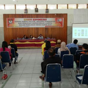 Anggota komisioner KPU melawi ketika menjelaskan tentang atuarn-aturan kepemiluan serentak 2019---Dedi Irawan