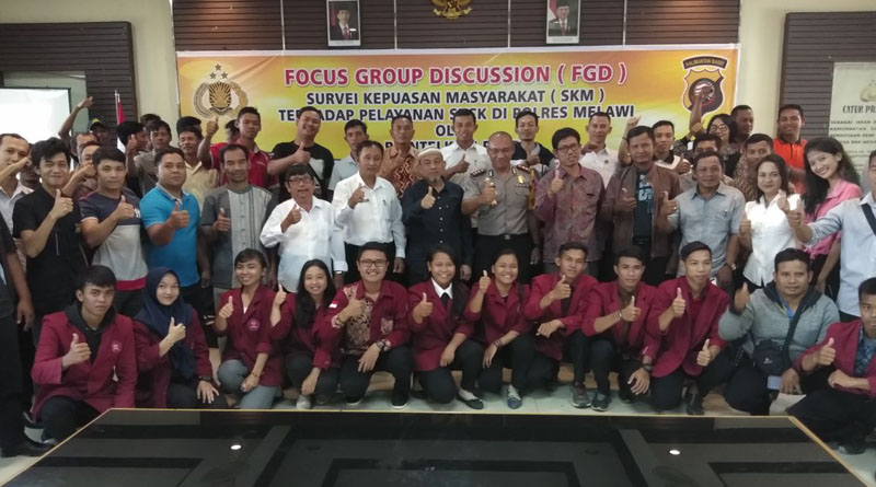 Kapolres Melawi bersama tim SKM berfoto bersama para responden survey kepuasan masyarakat---Polres Fir Rakyat Kalbar