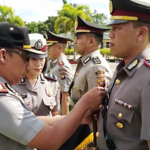 Kapolres Melawi melakukan penyematan kepada Pejabat yang dimutasi