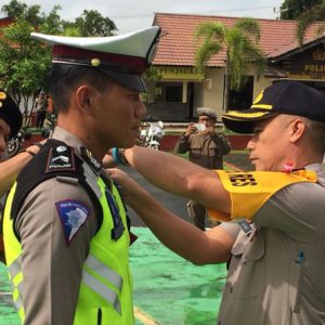 Kompol Jajang saat menyematkan pita tanda operasi patuh kapuas 2018 kepada Anggota lantas Polres Melawi---Dedi Irawan