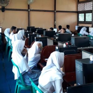 Peserta UNKBK di SMK Negeri 1 Nanga Pinoh sedang sibuk mengerjakan soal