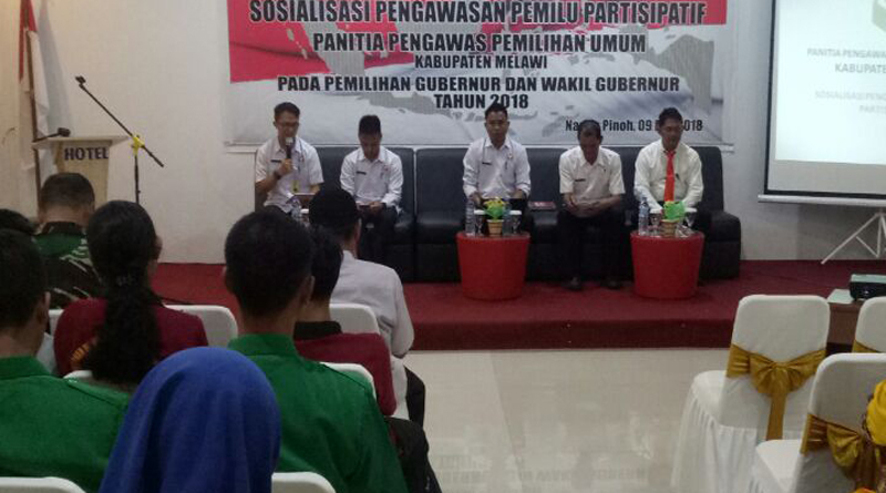 Anggota Panwaslu Melawi ketika mensosialisasikan Pengawas Partisipatif ---Dedi Irawan