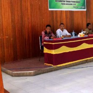 Kepala DPMPD ketika membuka kegiatan pelatihan BUMDes di Emaus Nanga Pinoh---Dedi Irawan(1)