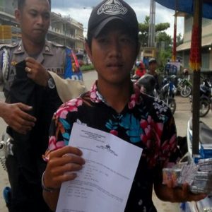 Petugas ketika melakukan pengecekan dan pemeriksaan lapak kembang api di sepanjang Jalan Juang Nanga Pinoh---Humas Polres For Rakyat Kalbar (2)