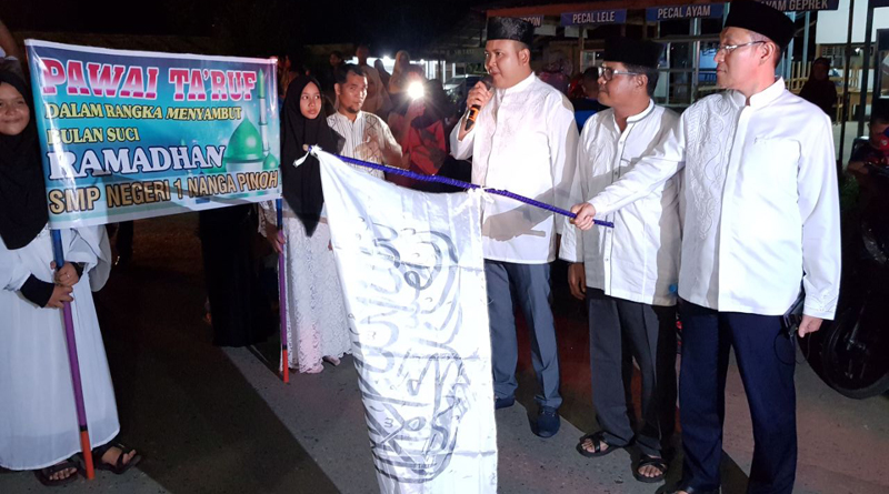 Wakil Bupati Melawi, dadi Sunarya, didampingi Anggota DPR RI, H Sukiman dan Ketua DPRD Melawi, Abang Tajudin ketika melepas peserta pawai ta’ruf---Dedi Irawan