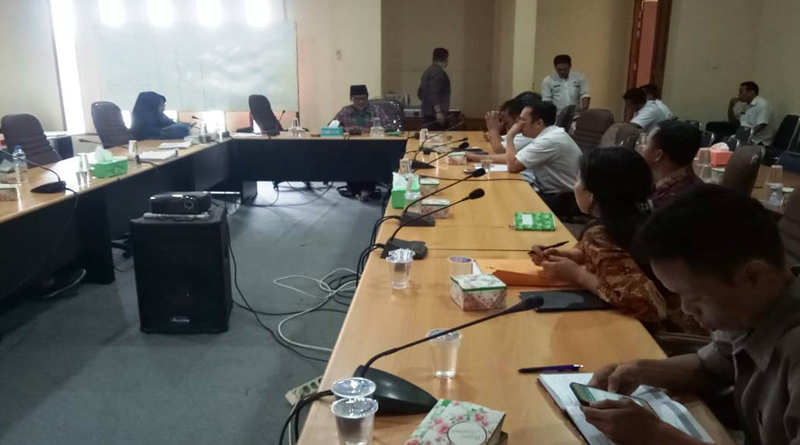 Rapat yang dilakukan DPRD Melawi bersama KPU Melawi dan Dinas Kesehatan serta Direktur RSUD Melawi di ruang rapat komisi DPRD Melawi---Dedi Irawan