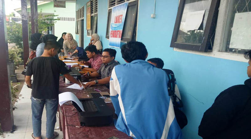 Sejumlah warga ketika melakukan pendaftaran ke SMA Negeri 1 Nanga Pinoh---Dedi Irawan (2)