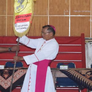 Uskup Sintang menyerahkan bendera Kuria Kepausan Indonesia Keuskupan Sintang Kepada Direktur Diosesan Kuria Kepausan Indonesia Keuskupan Sintang Romo Patrisius Piki, Pr