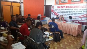 Komisioner KPU Melawi ketika memimpin Rakoor fasilitas alat praga kampanye seperti materi, desaign, dan ukuran APK dengan tim kampanye, Partai Politik pemilihan umum tahun 2019---Dedi Irawan.1