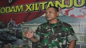 KUBU RAYA, SKR.COM – Dalam rangka membantu Pemerintah mempercepat pembangunan, TNI Angkatan Darat akan menggelar kegiatan Tentara Manunggal Membangun Desa (TMMD) ke-103 Tahun Anggaran 2018 yang akan dibuka pada 15 Oktober 2018 mendatang. Selain menggelar TMMD ke-103, TNI Angkatan Darat juga menggelar Lomba Karya Jurnalistik TMMD ke-103 TA. 2018 bagi para Dandim (Dansatgas TMMD), Wartawan Media Cetak, Wartawan Media Online serta wartawan Media Elektronik baik media nasional maupun daerah. Kepala Penerangan Kodam (Kapendam) XII/Tanjungpura, Kolonel Inf Aulia Fahmi Dalimunthe, S.Sos, menjelaskan di Media Center Kodam XII/Tpr, Jumat (12/10/2018), bahwa lomba karya jurnalistik TMMD sudah dibuka sejak bulan Agustus yang lalu, usai digelarnya Rakornis TMMD ke-103 TA. 2018. Sedangkan untuk tahap penilaian lomba akan dimulai pada minggu ketiga bulan Oktober sampai dengan minggu ketiga bulan November 2018. “Saya mengajak awak media, baik media cetak, media Online maupun Media Elektronik, Nasional dan Daerah yang ada di wilayah Kalbar dan Kalteng untuk ikut serta dalam Lomba Karya Jurnalistik TMMD,” ujar Kapendam XII/Tpr. Dijelaskan lebih lanjut oleh Kapendam XII/Tpr, peserta bebas memilih ide karya jurnalistik dan bisa diikuti perorangan maupun tim. Selain itu, peserta lomba dapat mengirimkan sebanyak banyaknya karya jurnalistik untuk diikutkan dalam lomba karya jurnalistik TMMD. Dan karya jurnalistik telah dimuat di media massa, baik media cetak maupun online dan bukan di media internal dan pers seperti blog dan media sosial. Sedangkan untuk media elektronik adalah tayangan yang dimuat di media televisi baik berita, hasil wawancara maupun feature yang berkaitan dengan TMMD. “Wartawan diberi kebebasan untuk mencari data TMMD, ke Kodim, Penrem dan Pendam untuk bahan karya jurnalistiknya,” tutur Kolonel Inf Aulia Fahmi Dalimunthe, S.Sos. Kapendam XII/Tpr juga mengatakan, karya jurnalistik yang akan diikutkan lomba, dihimpun oleh Kodim untuk selanjutnya dikirimkan ke Dispenad. Pemenang lomba karya jurnalistik TMMD ke-103 TA. 2018 akan diumumkan pada rapat paripurna TMMD ke-103. Bagi para pemenang baik kategori media cetak/online maupun elektronik, masing-masing akan mendapatkan hadiah, Juara I Rp. 15 juta, Juara II Rp. 10 juta dan juara III Rp. 7,5 juta. Untuk diketahui, pelaksanaan TMMD ke-103 TA. 2018 Kodam XII/Tpr, akan menggelar di empat Kodim. Untuk wilayah Kalimantan Barat akan digelar di Kodim 1202/Singkawang dan Kodim 1205/Sintang, sedangkan untuk wilayah Kalimantan Tengah akan digelar di Kodim 1015/Sampit dan Kodim 1012/Buntok.(Pdm)