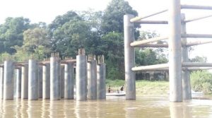 Tiang Fender Jembatan Melawi II kelanjutan pembangunannya batal dilaksanakan tahun 2018 ini dengan alasan anggaran pemerintah Melawi tak cukup---Dedi Irawan (1)