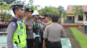 Kapolres melakukan penyematan pita Operasi Lilin Kapuas 2018 kepada masing-masing perwakilan ---Dedi Irawan