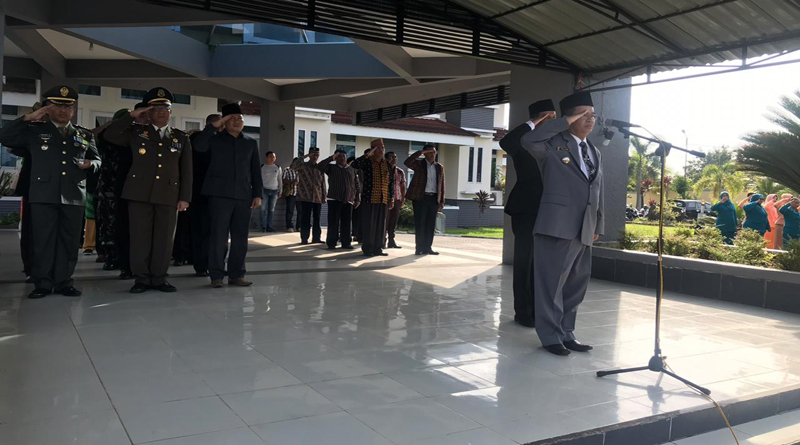 Bupati Melawi bersama peserta upacara lainnya saat melakukan Penghormatan saat bendera merah putih dinaikan---Dedi Irawan