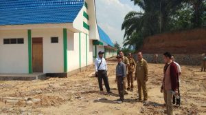 Bupati Melawi saat meninjau bangunan rumah sakit pratama batu buil pada akhir tahun 2018 lalu---Humas Pemkab For Rakyat Kalbar (2)